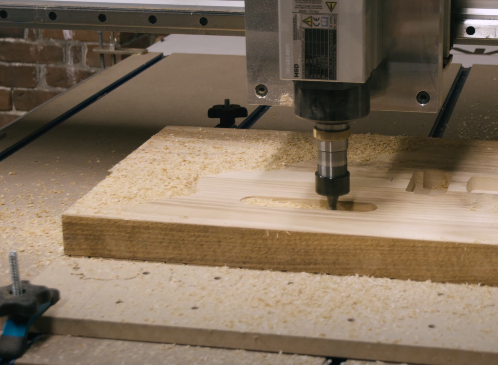 how to use a wood router